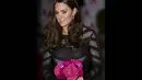 Dalam balutan dres hitam tersebut hanya bagian lengan Kate Middleton saja yang benar-benar berlubang, sedang bagian tubuh Kate tertutup sempurna dengan kain warna kulit, Inggris, (23/10/14). (AFP PHOTO/Justin Tallis)