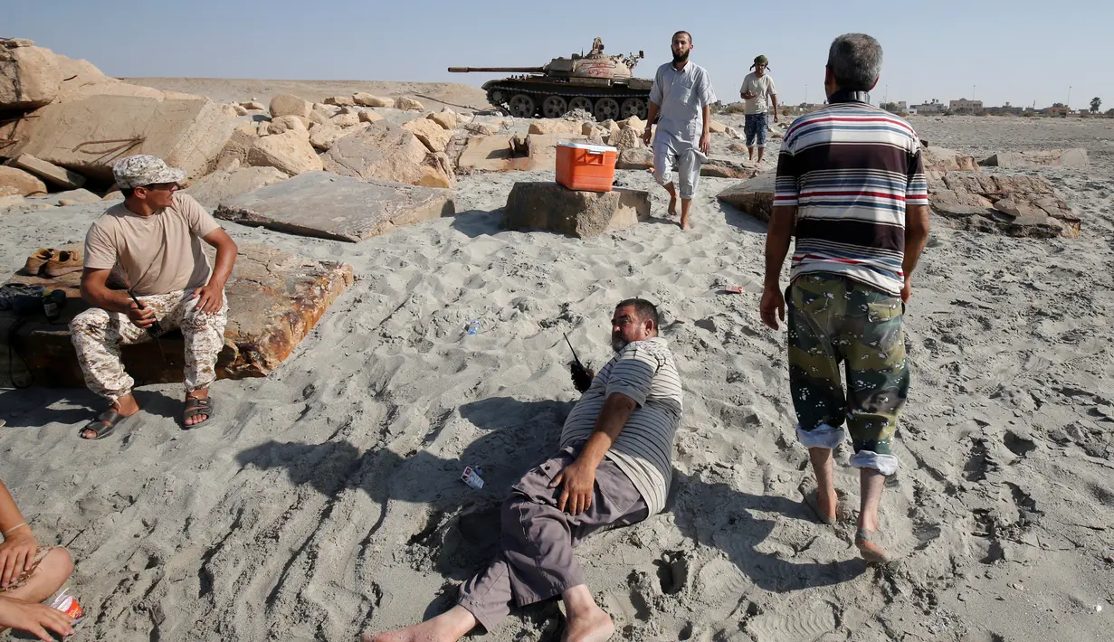 Para pasukan Libya yang bersekutu dengan pasukan PBB berada dekat tank T-55 saat bertempur dengan ISIS di Sirte, Libya, (3/8). (REUTERS/Goran Tomasevic)
