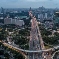 Orang-orang yang lewat Simpang Susun Semanggi kemarin (29/7) tak lupa mengunggah ke media sosial. (Sumber foto: Liputan6.com/Faizal Fanani)