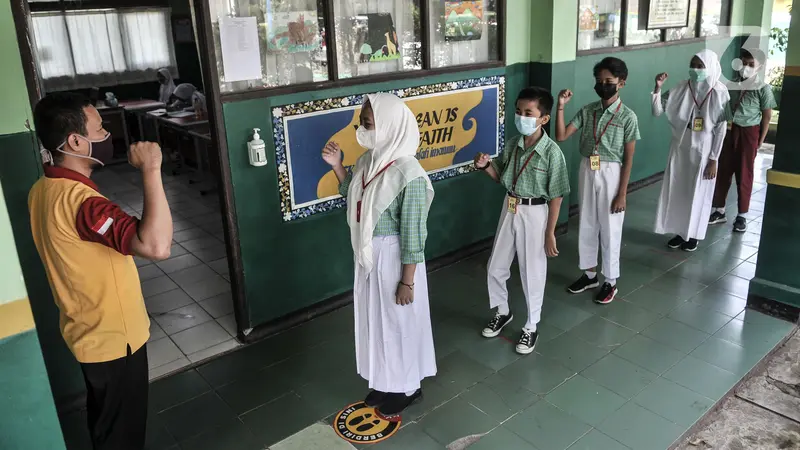 Siswa SD di Bekasi Kembali Sekolah Tatap Muka