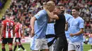 Seorang fans Manchester City nekat masuk ke lapangan setelah gol pertama Haaland ke gawang Sheffield United. (AP Photo/Rui Vieira)