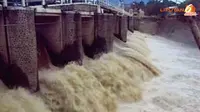[VIDEO] Hujan Deras, Warga di Bantaran Ciliwung Diminta Waspada