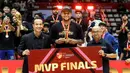 Pemain Pelita Jaya, Brandon Jawato meraih penghargaan pemain terbaik atau MVP pada gim ketiga final IBL All Indonesia 2024 melawan Satria Muda yang berlangsung di Hall Basket, Senayan, Jakarta, Sabtu (07/10/2024). (Bola.com/Bagaskara Lazuardi)