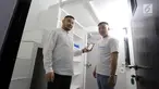 CEO Kamar Keluarga Charles Kwok (kiri) dan COO Ferry Lukas (kanan) sedang menujukkan cara pemesanan kamar melalui website kamarkeluarga.id di salah satu unit Kamar Keluarga di Duri Kosambi, Cengkareng, Jakarta, Kamis (19/9/2019). (Liputan6.com/HO/Ading)