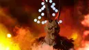 Seorang peserta mengenakan kostum setan bertanduk saat perayaan Krampus, di kota Bohemian selatan Kaplice, Republik Ceko (10/12). Krampus adalah sosok Santa Klaus jahat dan berkebalikan dari Santa Klaus baik. (Reuters/David W Cerny)