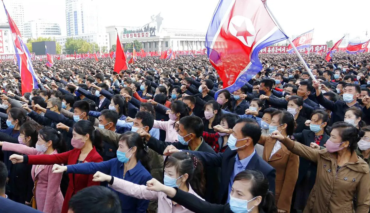 Ribuan orang mengikuti rapat umum menyambut Kongres ke-8 Partai Buruh Korea di Lapangan Kim Il Sung, Pyongyang, Korea Utara, Senin (12/10/2020). (AP Photo/Jon Chol Jin)