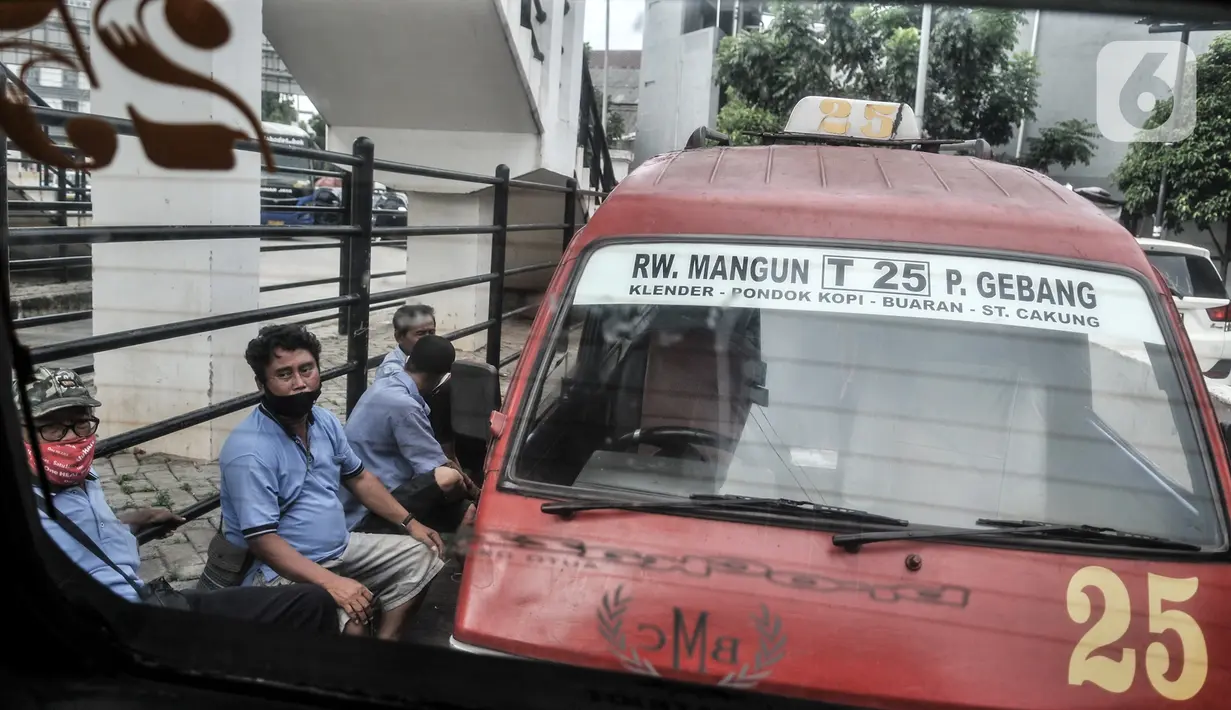Sopir angkutan kota non-Jak Lingko menunggu penumpang di Terminal Rawamangun, Jakarta, Senin (20/7/2020). Sopir angkot non-Jak Lingko di Terminal Rawamangun mengeluh sepinya penumpang akibat warga yang beralih menggunakan jasa ojek online serta diperparah adanya Covid-19. (merdeka.com/Iqbal Nugroho)