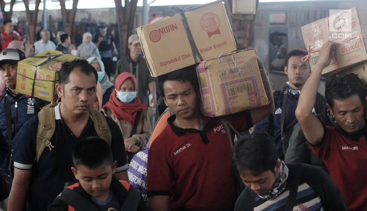 Penumpang kereta api Sawunggalih Utama tiba di Stasiun Pasar Senen, Jakarta, Minggu (6/1/2019). Memasuki akhir libur sekolah, PT KAI juga menambah sebanyak 7 rangkaian kereta untuk mengatasi lonjakan penumpang. (Merdeka.com/Iqbal S. Nugroho)