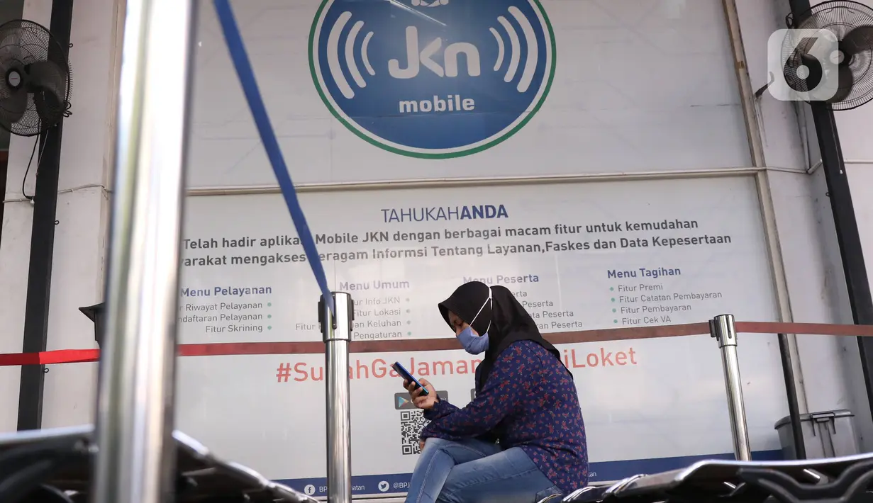 Warga menunggu untuk melakukan pelayanan di Kantor BPJS Kesehatan Cabang Kota Tangerang, Rabu (7/1/2020). Iuran BPJS Kesehatan resmi naik per hari ini untuk kelas I menjadi sebesar Rp150.000 per orang per bulan dan Rp100.000 per orang per bulan untuk kelas II. (Liputan6.com/Angga Yuniar)