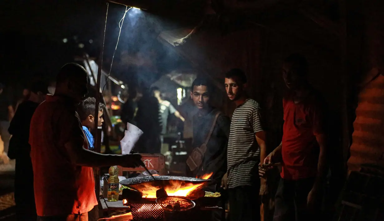 Warga terpaksa bertahan hidup dalam kegelapan malam. (Bashar TALEB/AFP)