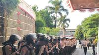 Ratusan personel gabungan dari Sat Samapta Polresta Pati amankan jalannya rapat Pansus DPRD Pati. (Liputan6.com/ Arief Pramono)