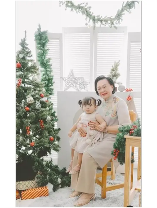Pemotretan keluarga Ahok bertema Natal, ceria bareng dua buah hati. (Sumber: Instagram/basukibtp)