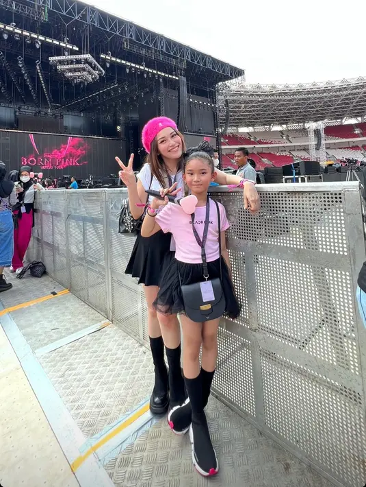 <p>Potret Ayu Ting Ting dan Bilqis nonton konser BLACKPINK. (Foto: Instagram/ayutingting92)</p>