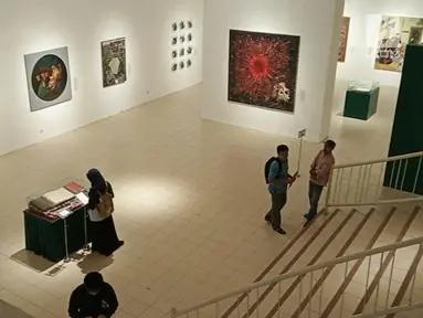 Suasana pameran gambar babad Diponegoro di Museum Jogja Galeri,  Jalan Pekapalan Yogyakarta,  Minggu (10/2). Sebanyak 51 Seniman mengikuti acara pameran ini yang menceritakan perang Jawa Pangeran Diponegoro melawan penjajah Belanda. (Liputan6.com/Gholib)