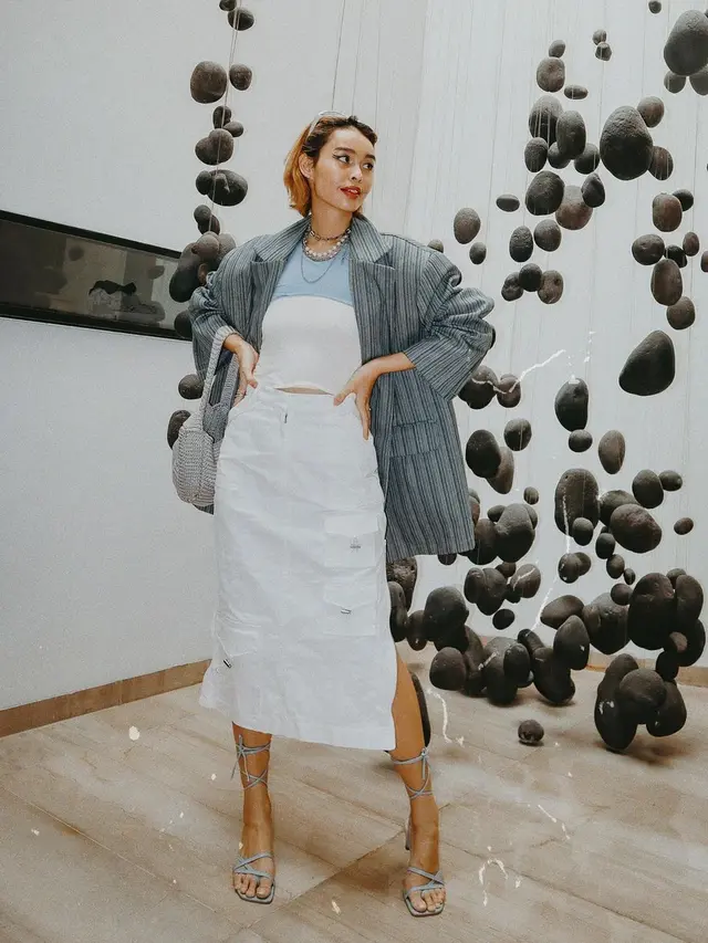 Conchita Caroline sedih sang ibu diduga memanipulasi honornya (Foto: Instagram conchizzlin)