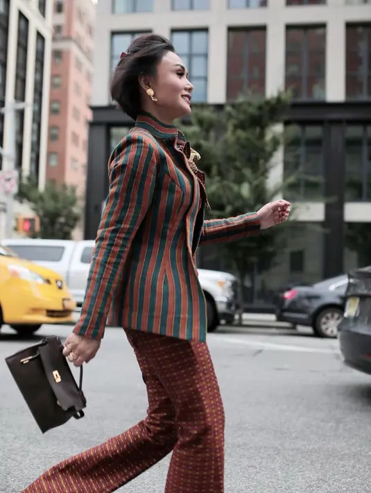 Tampil dalam blazer lurik, gaya Yuni Shara saat berlibur di luar negeri ini tak lepas dari sorotan. Penampilannya bahkan terbilang stylish serta menawan dengan blazer luriknya. (Liputan6.com/IG/@yunishara36)