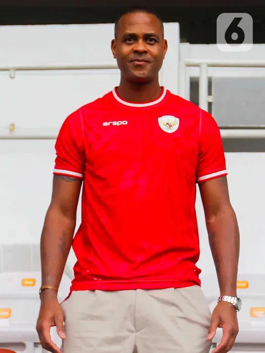 Patrick Kluivert bersama asisten pelatih Denny Landzaat dan Alex Poster mendapat kontrak menangani timnas Indonesia selama dua tahun dari 2025 hingga 2027 dengan opsi perpanjangan. (Liputan6.com/Herman Zakharia)