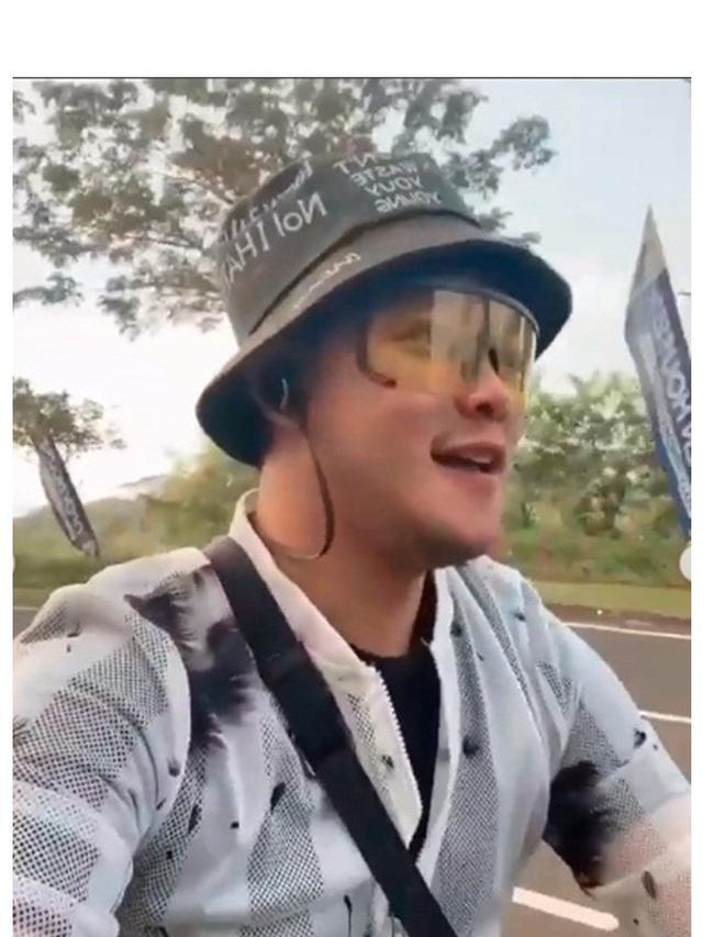 5 Gaya Danang D'Academy saat Bersepeda, Tetap Tampil Stylish