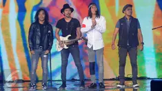 Personel Slank saat tampil di panggung Konser Raya 22 Indosiar, Jakarta, Rabu (11/1). Slank mengaku sangat senang bisa menjadi bagian dari Konser Raya 22 Indosiar. (Liputan6.com/Helmi Afandi)