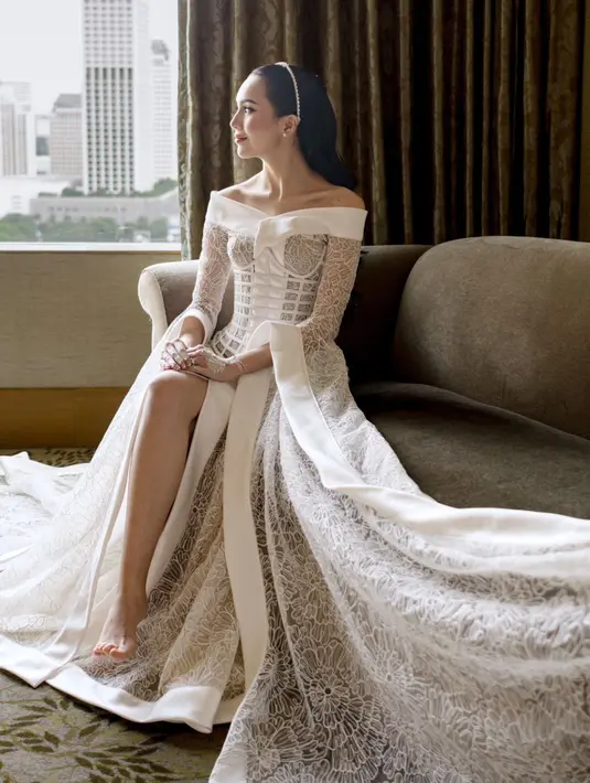 Menampilkan bridal robe megah dengan detail lace dan kerah sabrina yang begitu anggun. [@bebytsabina]