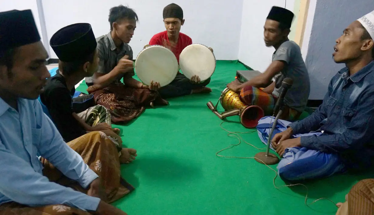 Sesuai perhitungan Jamaah Aboge, dan hisab (perhitungan) kalender Jawa peninggalan Sultan Agung, Idul fitri atau 1 Syawal 1435 Hijriah jatuh pada Rabu Kliwon (30/7). (ANTARA FOTO/Adhitya Hendra)