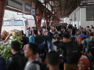 Penumpang menunggu kereta api di Stasiun Pasar Senen, Jakarta, Minggu (3/7). H-3 Lebaran, Stasiun Pasar Senen sudah memberangkatkan 11.905 pemudik dengan dengan 16 kereta api.(Liputan6.com/Faizal Fanani)