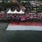 Lanal Mamuju kibatkan Bendera Merah Putih di Laut (Foto: Liputan6.com/Abdul Rajab Umar)