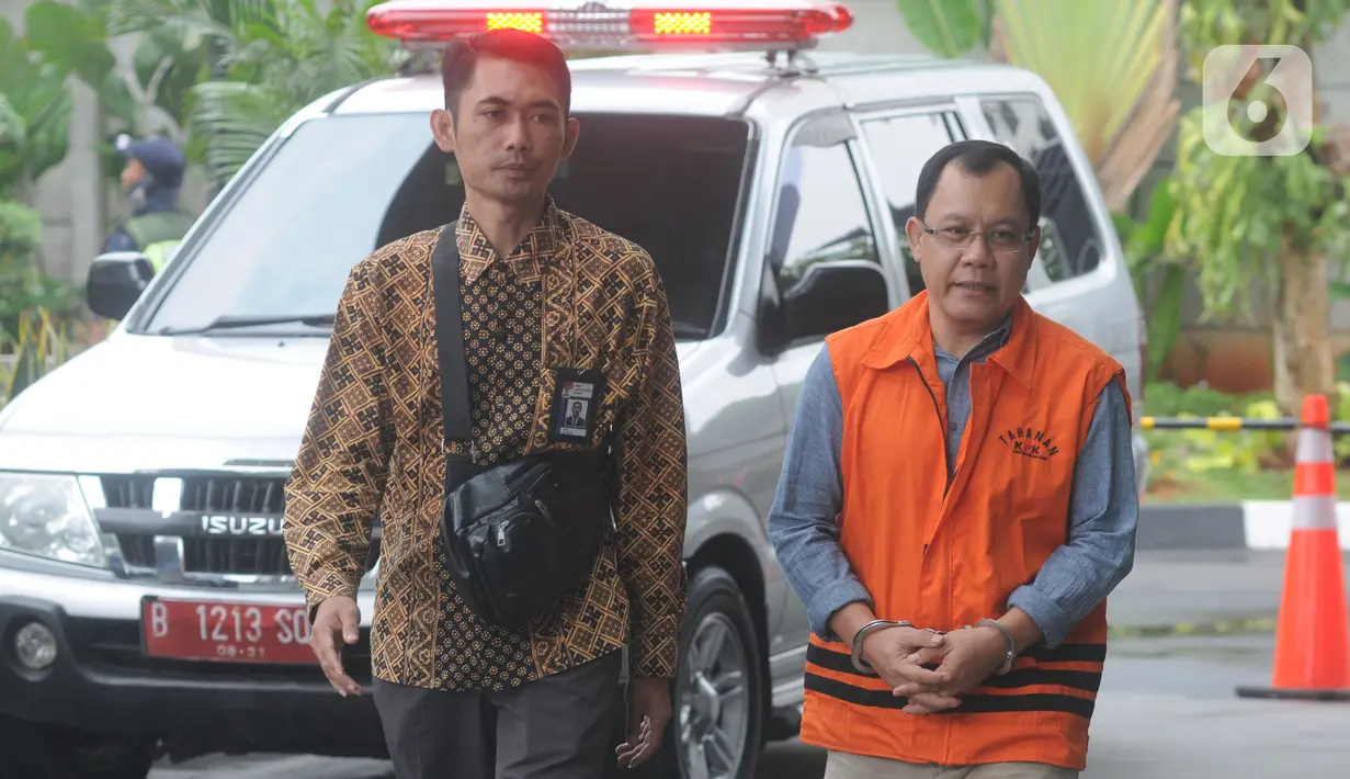 Kepala Dinas PUPR nonaktif Bengkayang, Alexius (kanan) bersiap menjalani pemeriksaan di gedung KPK, Jakarta, Jumat (29/11/2019). Alexius diperiksa sebagai tersangka dalam kasus dugaan suap proyek pekerjaan di Pemkab Bengkayang, Kalimantan Barat Tahun 2019. (merdeka.com/Dwi Narwoko)