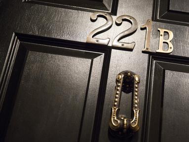 Sebuah kamar dengan nomor 221B  yang di desain bertema  tokoh detektif fiksi  Sherlock Holmes di Alexandria, Virginia, Sabtu ( 17/10/2015). Kamar ini merupakan sebuah hiburan terbaru di Amerika yang disebut ruangan melarikan diri. (REUTERS/Joshua Roberts)