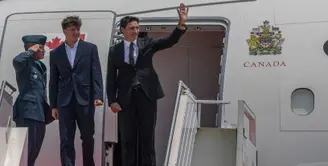 Sedangkan, Xavier mengenakan pakaian semi formal. Dengan setelan jas dipadukan inner kemeja putih dan sneakernya.&nbsp; [Credit: asean2023.id]