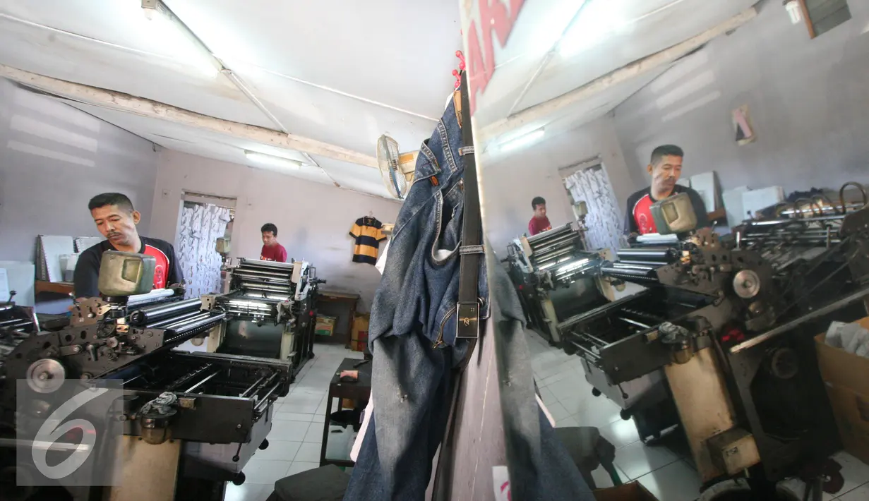 Pekerja mempersiapkan mesin cetak buku iqro di penerbitan Kota Gede,Yogyakarta, (13/6). Selama bulan ramadan produksi tetap berjalan untuk memenuhi permintaan masyarakat yang ingin belajar membaca alquran dengan cepat. (Liputan6.com/Boy Harjanto)