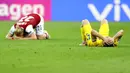 Pemain Ukraina Oleksandr Karavayev (kanan) dan pemain Austria Xaver Schlager terbaring di lapangan usai pertandingan Grup C Euro 2020 di Stadion National Arena, Bucharest, Rumania, Senin (21/6/2021). Ukraina kalah 0-1. (Marko Djurica/Pool via AP)