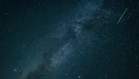 Sebuah meteor melintas di tengah langit malam dan Bima Sakti selama hujan meteor tahunan Perseid di Jerman selatan, Minggu (12/8). Peristiwa hujan meteor Perseid mengalami puncaknya pada 11-12 Agustus dan 12-13 Agustus. (AFP/dpa/Matthias Balk/Germany OUT)