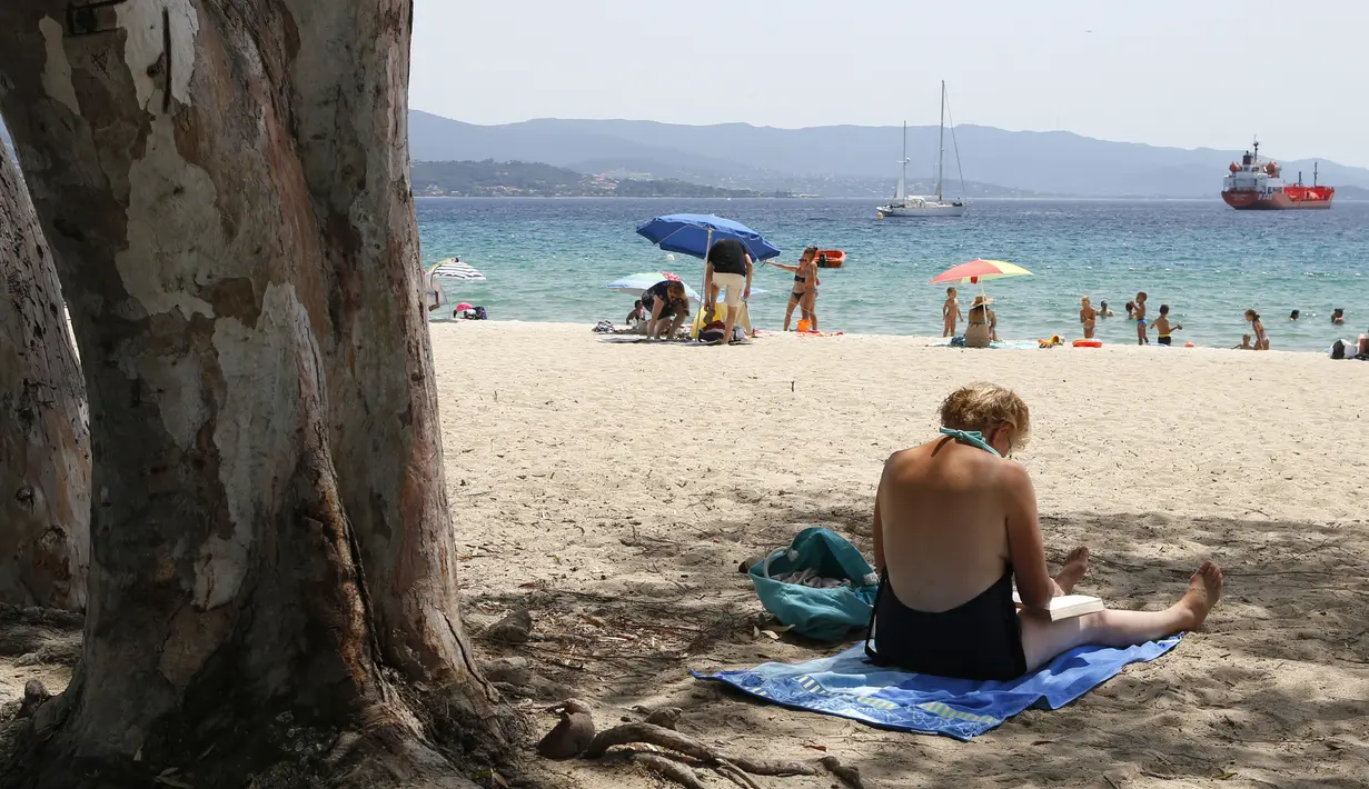 Suasana di pantai Ricanto di Ajaccio, di pulau Corsica, Mediterania Prancis, (1/8). Suhu udara di Corsica telah mencapai 40 C (104 F). Akibat suhu yang panas, warga Prancis mengabiskan waktunya dipantai. (AFP Photo/Pascal Pochard Casabianca)