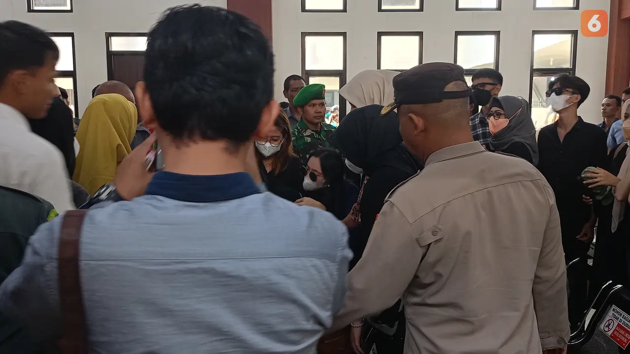 Korban Revenge Porn Histeris Di PN Pandeglang. (Selasa, 11/07/2023). (Liputan6.com/Yandhi Deslatama).
