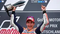 Pembalap Repsol Honda Tim MotoGP Marc Marquez mengangkat trofi usai menjuarai Grand Prix MotoGP di Sirkuit Sachsenring, Jerman, Minggu (12/7/2015). Pembalap asal Spanyol ini menduduki peringkat pertama pada seri sembilan ini. (REUTERS/Hannibal Hanschke)