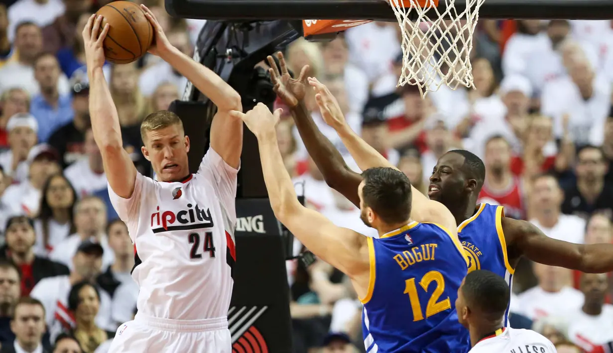 Blazers center, Mason Plumlee (24) berusaha keluar dari hadangan pemain Golden State Warriors center, Andrew Bogut (12) pada laga NBA Playoffs di Moda Center, Rose Quarter, Portland, (10/5/2016) WIB. (Mandatory Credit: Jaime Valdez-USA TODAY Sports)