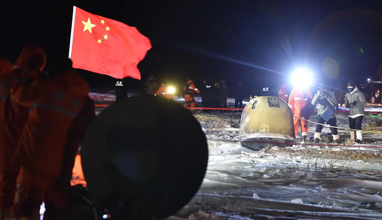 Kapsul pembawa pulang wahana antariksa Chang'e-5 mendarat di Siziwang, China, 17 Desember 2020. Kapsul pembawa pulang wahana antariksa China tersebut mendarat di Bumi pada Kamis (17/12) dini hari. (Xinhua/Ren Junchuan)
