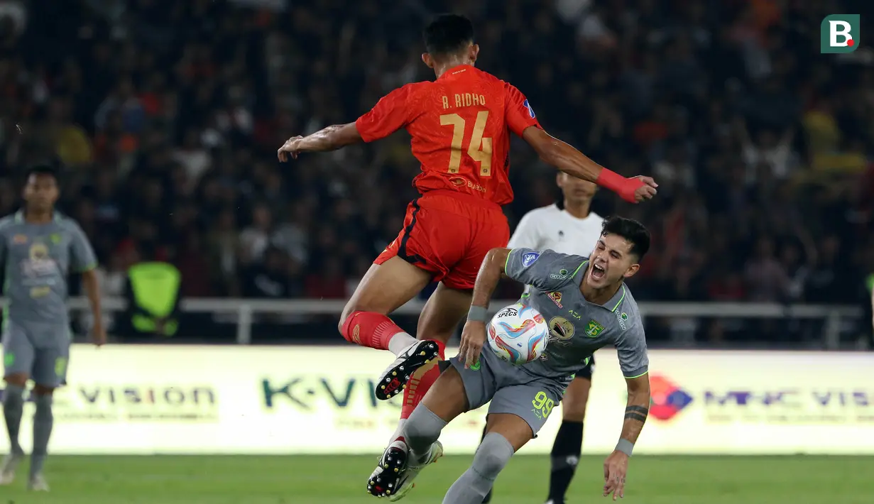 <p>Pemain Persebaya Surabaya, Bruno Moreira (kanan) berebut bola dengan pemain Persija Jakarta, Rizky Ridho pada laga lanjutan pekan ke-5 BRI Liga 1 2023/2024 antara Persija Jakarta melawan Persebaya Surabaya di Stadion Utama Gelora Bung Karno (SUGBK), Senayan, Jakarta, Minggu (30/7/2023). (Bola.com/Ikhwan Yanuar)</p>