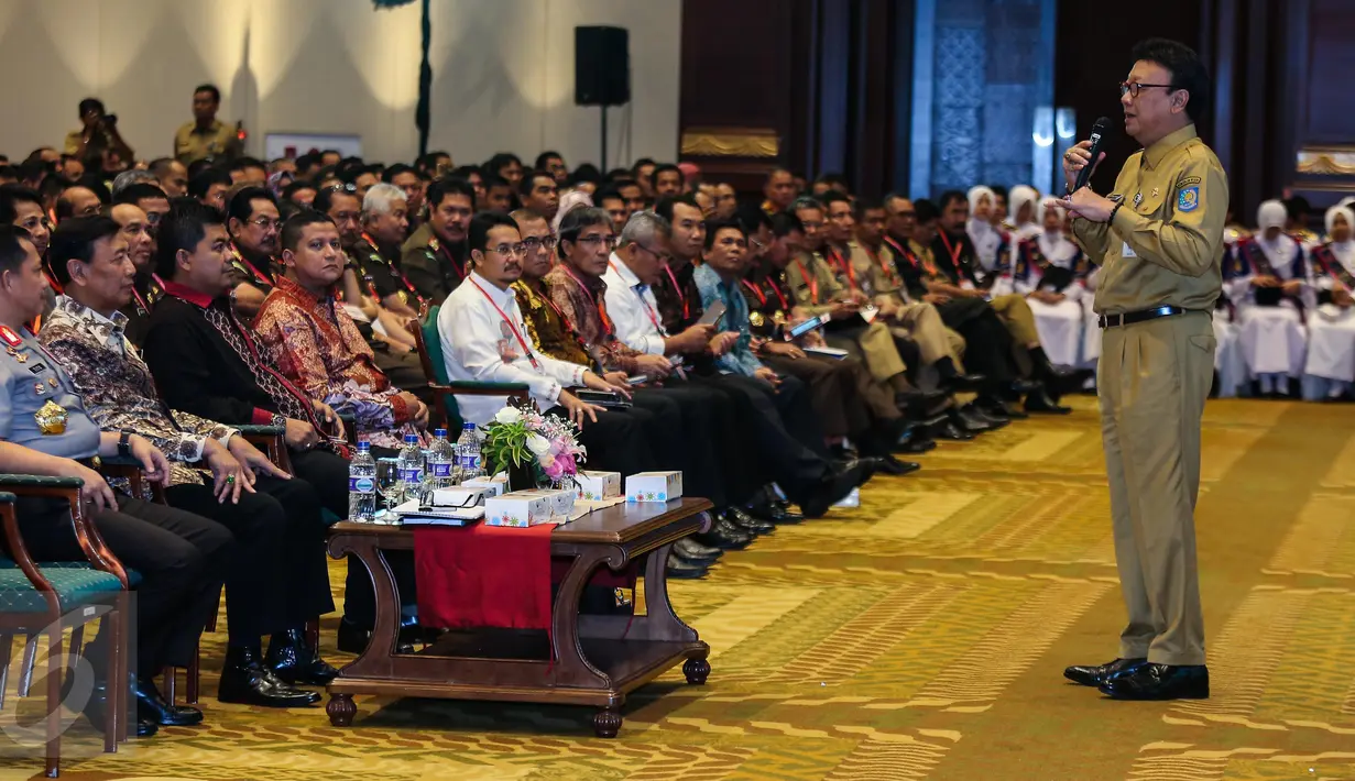 Mendag Tjahjo Kumolo memberikan paparan saat Rapat Koordinasi Pilkada Serentak 2017 di Jakarta, Selasa (31/1). Acara digelar dalam rangka melaporkan kesiapan pesta demokrasi di 101 provinsi dan kabupaten/kota di Indonesia. (Liputan6.com/Faizal Fanani)
