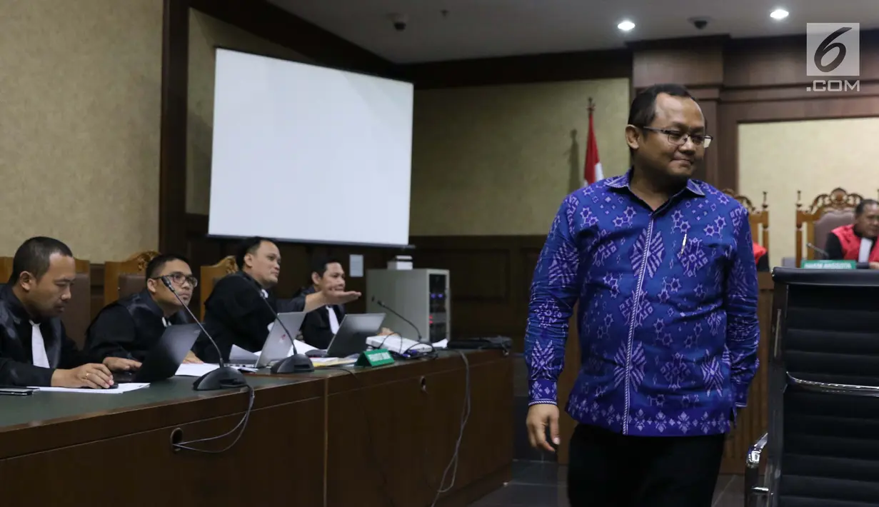 Wasekjen Partai Golkar, M Sarmuji usai menjadi saksi pada sidang dugaan suap kesepakatan kontrak kerja sama pembangunan PLTU Riau-1 dengan terdakwa Eni Maulani Saragih di Pengadilan Tipikor, Jakarta, Selasa (8/1). (Liputan6.com/Helmi Fithriansyah)