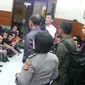 Puluhan orang yang diduga preman diperiksa di Mapolresta Bandung. (Liputan6.com/Okan Firdaus)