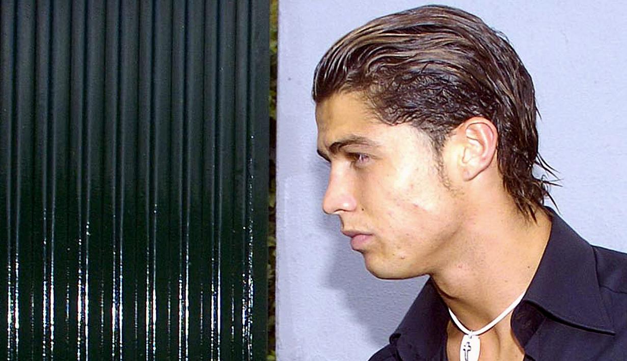 Bintang Manchester United, Cristiano Ronaldo, saat menghadiri pemakaman sang ayah tahun 2005. (AFP/Gregorio Cunha)