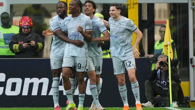 Para pemain Udinese merayakan gol