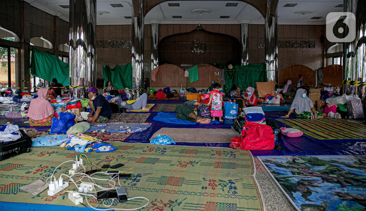 Suasana lokasi pengungsian warga korban banjir Cipinang Melayu di Masjid Universitas Borobudur, Jakarta, Minggu (21/2/2021). Sebanyak 60 orang warga dari RW 04 Kelurahan Cipinang Melayu mengungsi karena permukimannya terendam banjir akibat luapan air Kali Sunter. (Liputan6.com/Faizal Fanani)