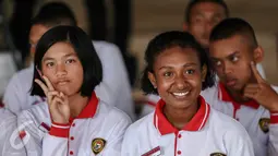 Senyum anggota Paskibraka 2016 sebelum mengikuti latihan di halaman Istana Merdeka, Jakarta, Jumat (12/8). Ini pertama kalinya mereka menginjakkan kaki di Istana Merdeka, tempat mereka akan membawa dan mengibarkan Merah Putih. (Liputan6.com/Faizal Fanani)