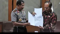 Menristek Dikti M Nasir resmi menyerahkan berkas kasus dugaan jual beli atau pemalsuan ijazah yang diduga dilakukan salah satu lembaga pendidikan di Jakarta Pusat kepada Kapolri Jenderal Pol Badrodin Haiti.