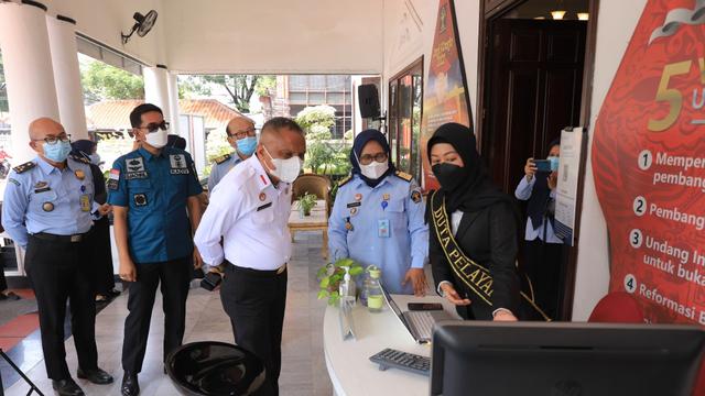 Kanwil Kemenkumham Sultra melakukan studi banding ke Kanwil Kemenkumham Jatim. (Dian Kurniawan/Liputan6.com)