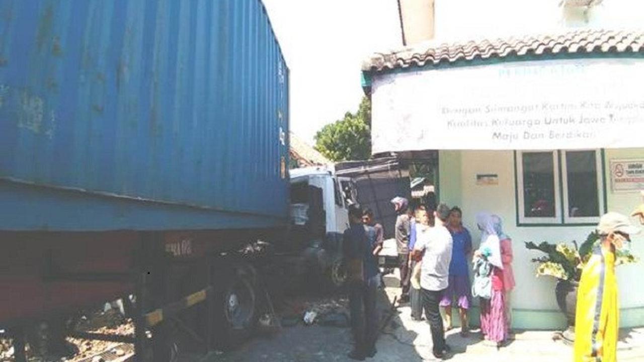 Truk Tabrak Puskesmas