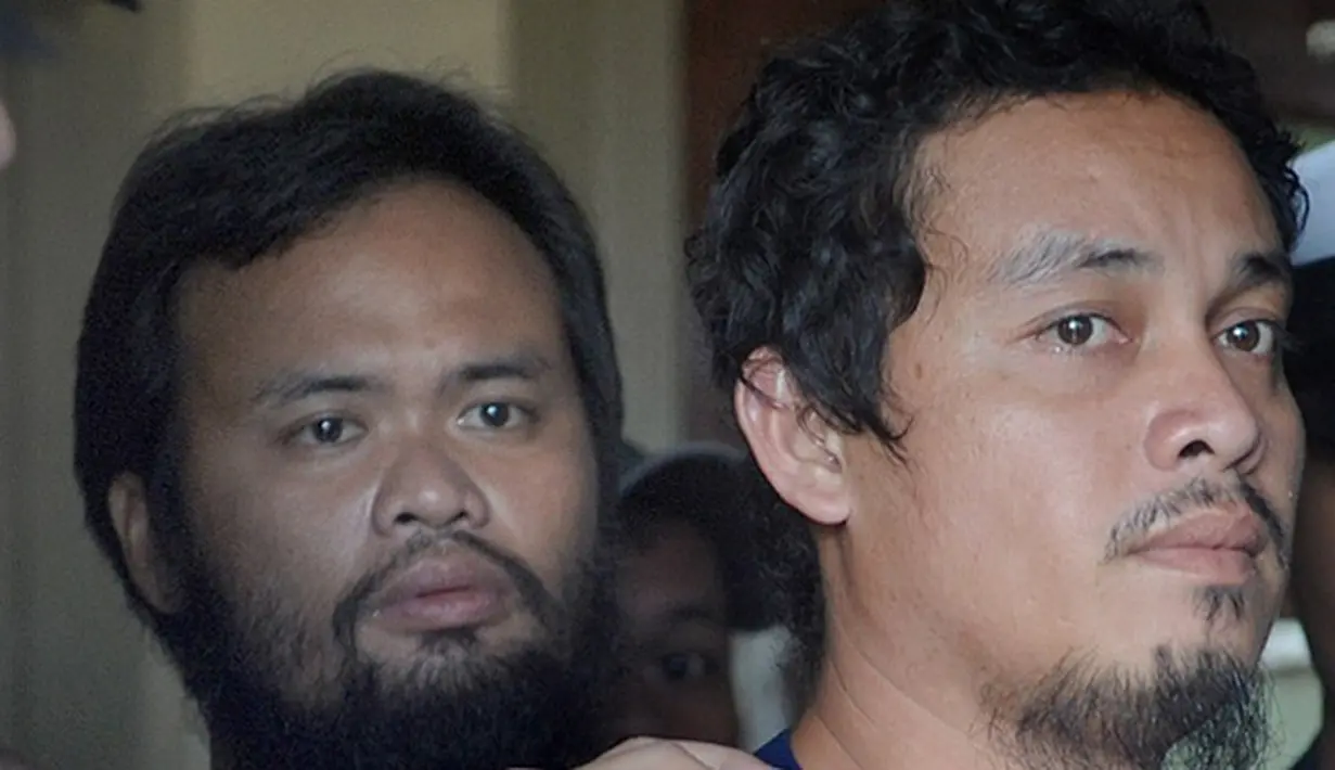Penjaga pantai Filipina, Rodlyn Allain Pagaling (kiri) dan Gringo Villaruz bertemu kembali dengan keluarga mereka di Manila, Filipina, (21/8/2015). Pasukan Filipina telah menewaskan 15 anggota Abu Sayyaf dalam operasi penyelamatan. (PHOTO/Jay Directo)